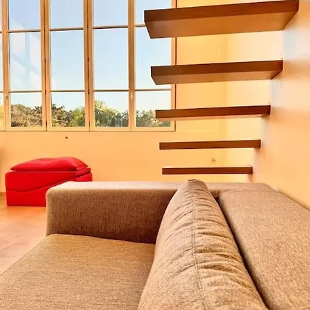 Spacious Loft In With Stunning View Parigi